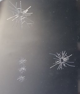 画像2: Reality in Scale[RIS35272]1/35 ジオラマ素材 銃撃でひび割れた窓(A5サイズ) (2)