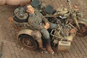 画像1: RoyalModel[RM294]1/35 独 サイドカーで眠るSS擲弾兵 (1)