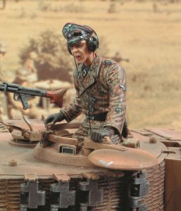 画像1: RoyalModel[RM335]1/35 独 タイガー戦車 戦車長 (1)