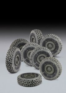 画像1: RoyalModel[RM588]1/35 現用伊 チェンタウロ用自重変形タイヤセット (1)