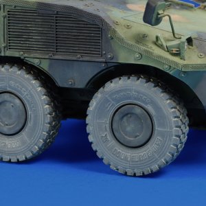 画像2: RoyalModel[RM1140]1/35 現用 イタリア VBMフレッチャ歩兵戦闘車 自重変形タイヤセット(トランペッター用) (2)