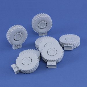 画像1: RoyalModel[RM1140]1/35 現用 イタリア VBMフレッチャ歩兵戦闘車 自重変形タイヤセット(トランペッター用) (1)