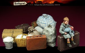 画像2: スターリングラード[ST3145]1/35欧州の市民1939〜45(5)家財の番をする難民の少年(荷物付) (2)