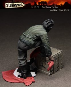 画像2: スターリングラード[ST3571]1/35ロシア赤軍戦車兵と戦利品のナチス旗 1945 (2)