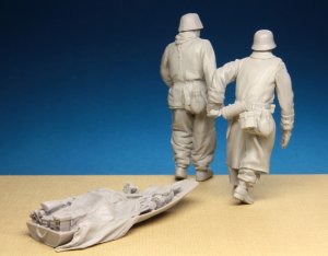 画像4: スターリングラード[ST3588]1/35ドイツ冬季装備歩兵(8)負傷兵をソリで搬送するドイツ兵3体セット(ソリ付) (4)