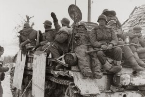 画像4: スターリングラード[ST3231]1/35 WWII ドイツ擲弾兵1943〜45(8)装甲板に掴まる跨乗兵 (4)