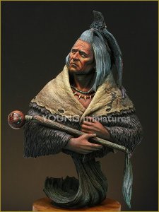 画像2: Young Miniatures[YH1821]1/10  ブラックフット族 カラスの頭飾りを身に付けた男 (2)