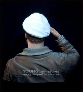 画像4: Young Miniatures[YM18102]1/10 WWII ドイツ海軍 Uボート艦長「母港への帰還」 胸像 (4)