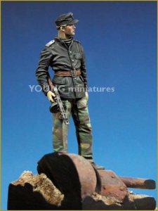 画像2: Young Miniatures[YM9001-B]90mm 破壊されたT-34砲塔に立つSS戦車兵士官 (2)