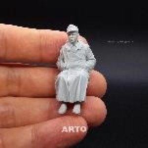 画像2: ARTOプロダクション[ARP35024]1/35 WW.II ドイツ ハッチに座る装填手 (M44グレートコート着用) (2)