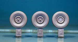 画像2: DEF.MODEL[DW30006]GAZ67B フィールドカー 自重変形タイヤ（タミヤ用） (2)