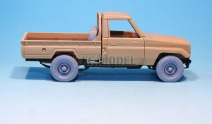 画像3: DEF.MODEL[DW35051]トヨタ ランドクルーザー ピックアップトラック 自重変形タイヤ1（モンモデルVS004用） (3)