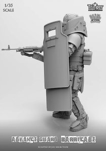 画像2: ナッツプラネット[T35002]1/35 アドバンスガード 防弾盾を抱え戦うガードナー (2)