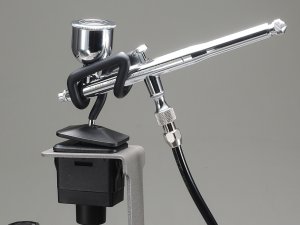 ■エアーブラシをハンガーから持ち上げると電源ON、戻すとOFFとなるスイッチを採用。塗装時に煩わしい電源のON、OFF作業から解放されます。