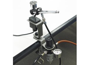 ■エアーブラシハンガーとレギュレーターはクランプ固定により一体化。本体カバー上部や机の端などに設置できます。