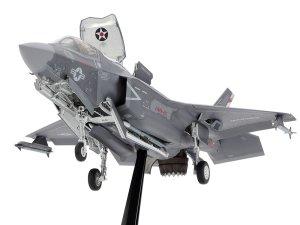 画像2: タミヤ[TAM61125] 1/48 ロッキード マーチンF-35B ライトニングII (2)