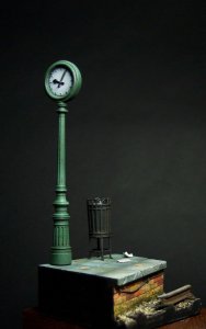 画像1: VG DioModels[VG64313]1/24(75mm) 汎用 フィギュアベース 駅のプラットホーム(時計/ゴミ箱) (1)