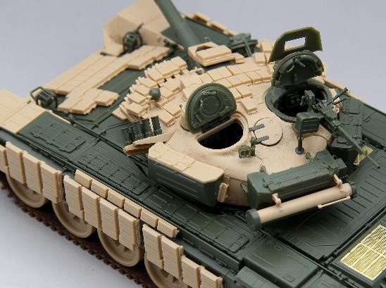 アミュージングホビー　1/35　T-72AV　フルインテリア　未組立品